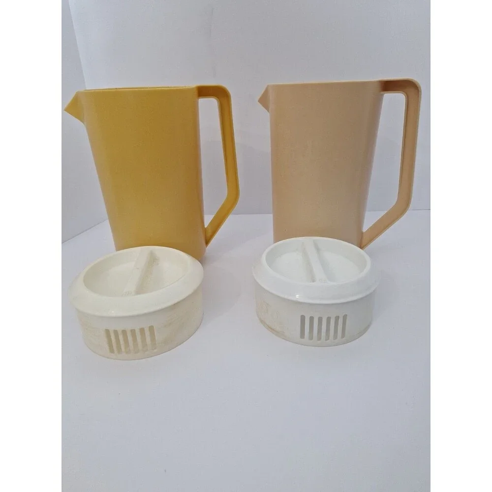 Vintage RUBBERMAID 2 1/4 Quart Pitcher Gold w/ White Lid J-2445 